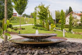 Hoteleinfahrt mit Brunnen