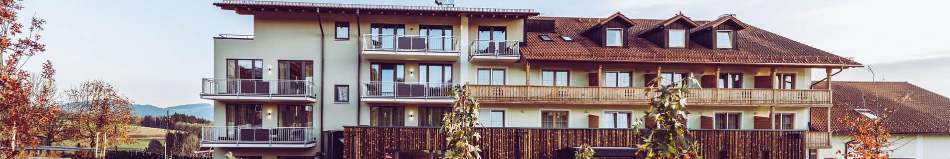 Frontansicht Landrefugium Obermüller mit Weg und Baumbepflanzung