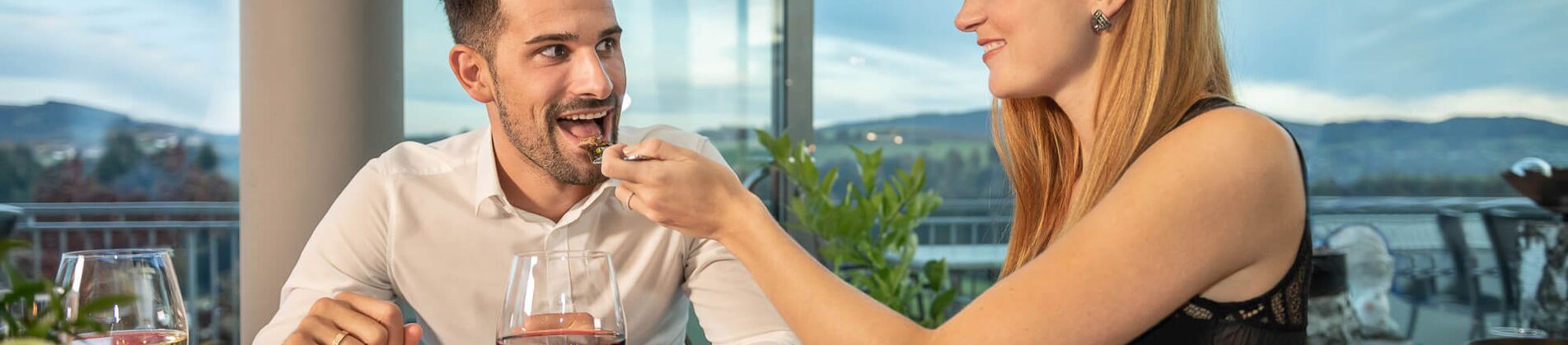 Paar beim Abendessen im Wintergarten