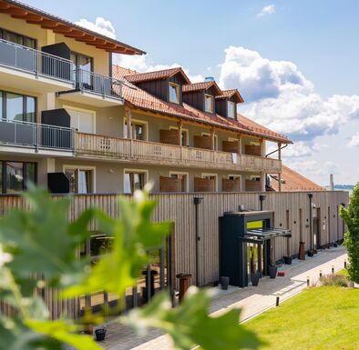 Hotelansicht hinter einem Baum versteckt