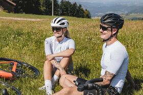 Paar macht eine Pause in der Wiese