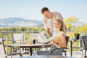 Paar studiert Morgenpost