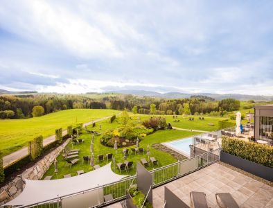 Atemberaubender Panoramaausblick von einem Balkon aus übers Donautal