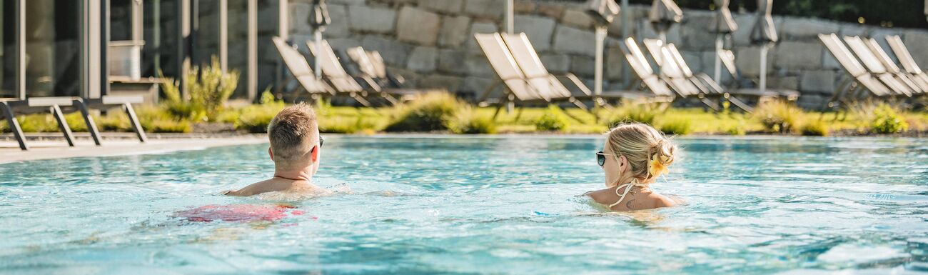 Paar schwimmt im Pool