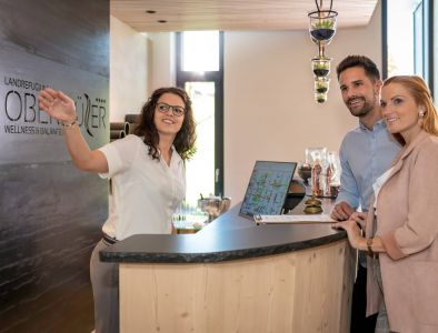 Paar erhält Infomationen an der Rezeption