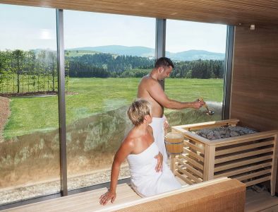Sauna Aufguss Paar genießt Sauna Aufguss in Panoramasauna