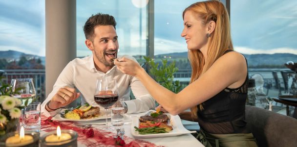 Paar beim Abendessen im Wintergarten
