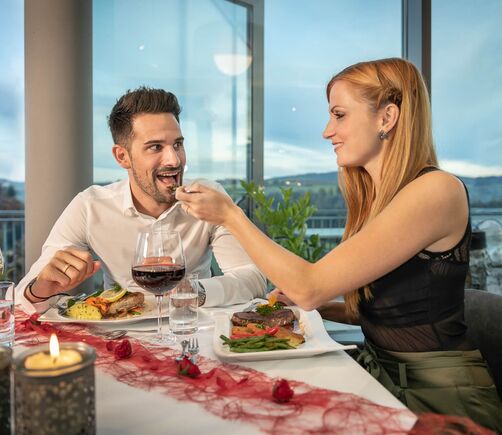 Paar beim Abendessen im Wintergarten